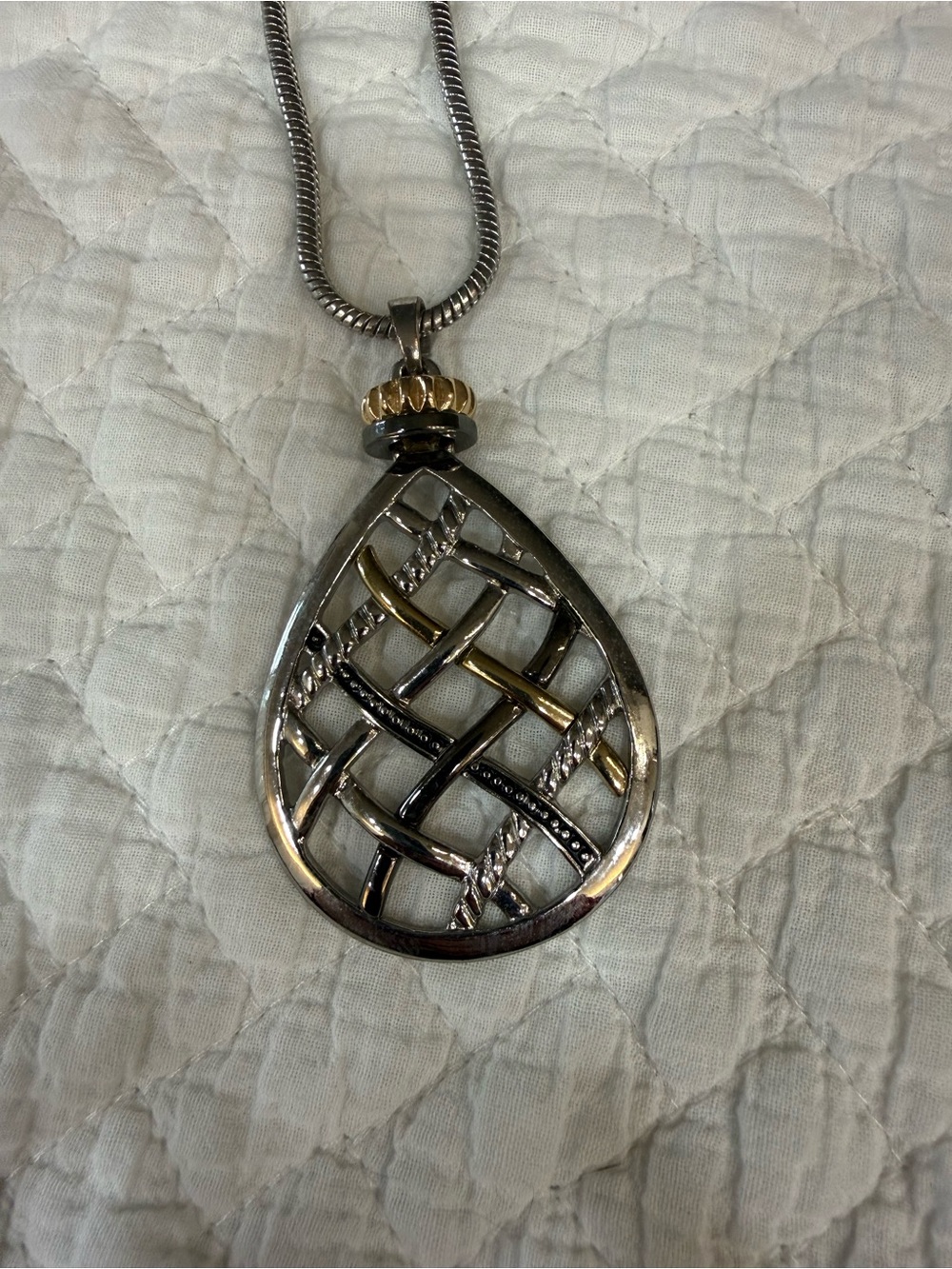 Three-Tone Teardrop Lattice Pendant Necklace - Silver & Gold